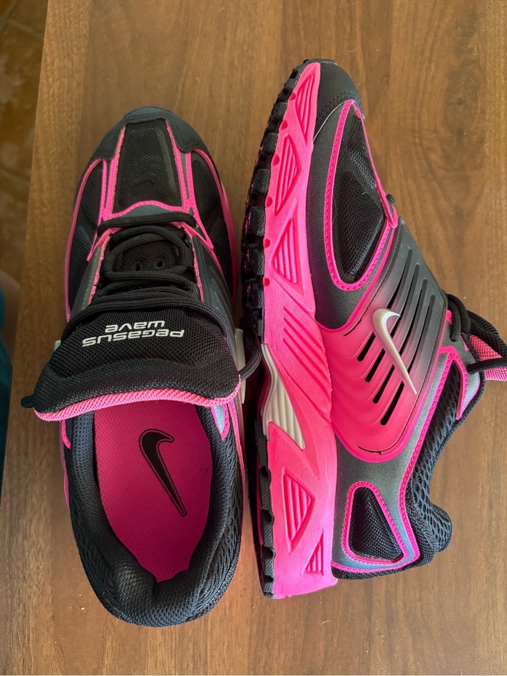 Nike Black & Hot Pink Women's Athletic Sneakers